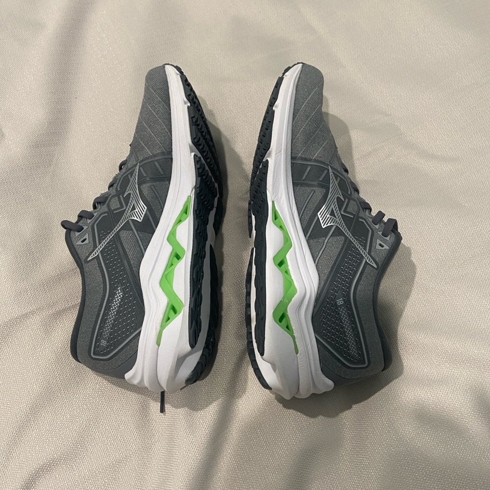 Mizuno Women’s Running Shoes – Size 11.5 – Gray – Excellent Condition - Picture 10 of 10